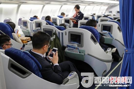 在東航MU5137航班上，旅客全程在飛行模式下可以使用手機(jī)。殷立勤 攝