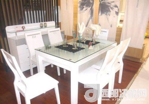 喜歡白色餐桌 但椅子該如何搭配？