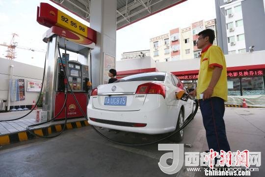 資料圖：山西太原，加油站工作人員正在給車輛加油?！堅?攝