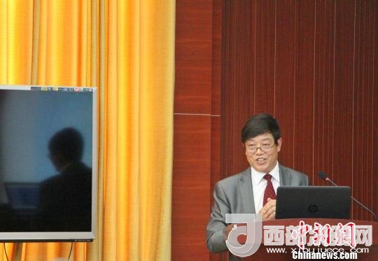 圖為中南大學(xué)教授歐陽友權(quán)在現(xiàn)場作了題為“我國文化產(chǎn)業(yè)發(fā)展的三大拐點(diǎn)與高校的責(zé)任”報(bào)告?！≮w曉 攝
