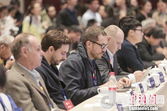 河北工業(yè)設(shè)計創(chuàng)新中心(以下簡稱HIDC)啟動儀式暨“設(shè)計促轉(zhuǎn)型·創(chuàng)新贏未來”國際工業(yè)設(shè)計工作坊26日在河北省省會石家莊市舉行。圖為與會各國設(shè)計師?！⌒ば?攝
