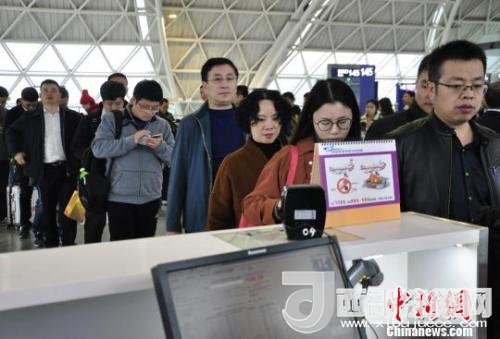 圖為旅客等待進(jìn)入客艙?！慰∶?攝