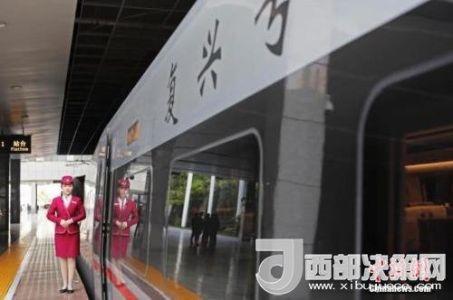 資料圖：4月10日，列車員在“復興號”列車旁迎接旅客的到來。 <a target='_blank'  data-cke-saved- >中新社</a>記者 殷立勤 攝