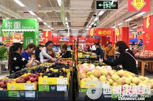 資料圖：民眾在超市選購水果。<a target='_blank'  data-cke-saved- >中新社</a>記者 俞靖 攝