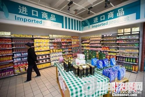 資料圖：民眾正在超市挑選進(jìn)口商品。 <a target='_blank'  data-cke-saved- >中新社</a>記者 張?jiān)?攝