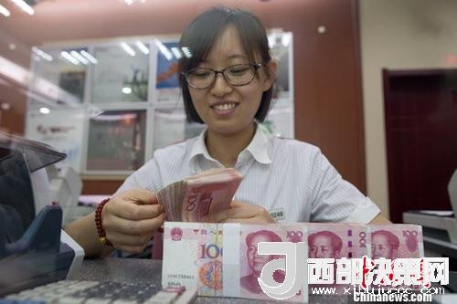 7月5日，山西太原一銀行工作人員正在清點(diǎn)貨幣。人民幣對美元匯率中間價(jià)在經(jīng)歷了過去11個(gè)交易中的10次下調(diào)后終于迎來大漲。5日，中國外匯交易中心公布人民幣對美元匯率中間價(jià)報(bào)6.6180，較前一交易日大幅上調(diào)415個(gè)基點(diǎn)，創(chuàng)下自2017年10月11日以來的最大升幅。<a target='_blank' >中新社</a>記者 張?jiān)?攝