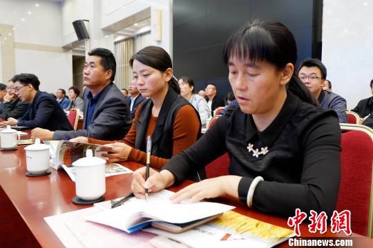 圖為與會嘉賓聆聽專家演講?！±铍h 攝
