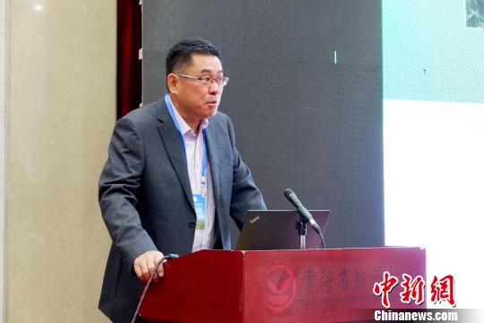 圖為青海省農(nóng)林科學(xué)院副院長、國家大麥青稞產(chǎn)業(yè)技術(shù)體系崗位科學(xué)家遲德釗正在發(fā)言。　李雋 攝