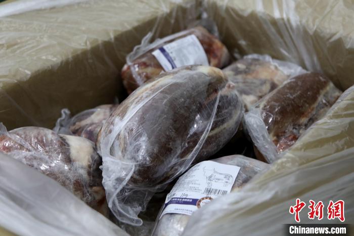 當(dāng)雄縣援鄂物資中的牦牛肉，圖中的為腱子肉，是牦牛肉中的“極品”?！‘?dāng)雄縣 供圖 攝