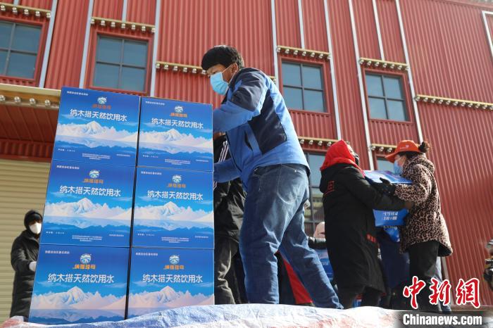 西藏當(dāng)雄給湖北荊州送去冰川礦泉水、牦牛肉等物資