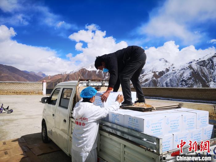 圖為工作人員搬運(yùn)物資。堆龍德慶區(qū)宣傳部供圖