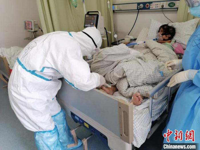 徐陶在工作中。四川援助湖北醫(yī)療隊供圖