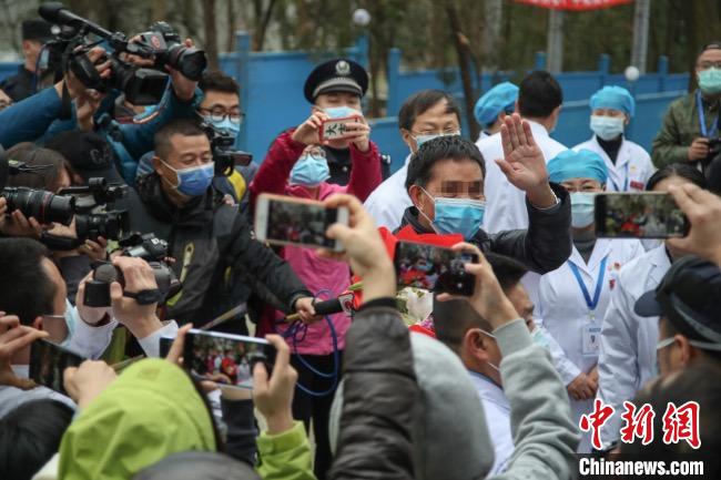 圖為貴州省最后一名新冠肺炎確診患者從貴州省將軍山醫(yī)院出院，患者與眾人揮手告別?！■暮陚?攝
