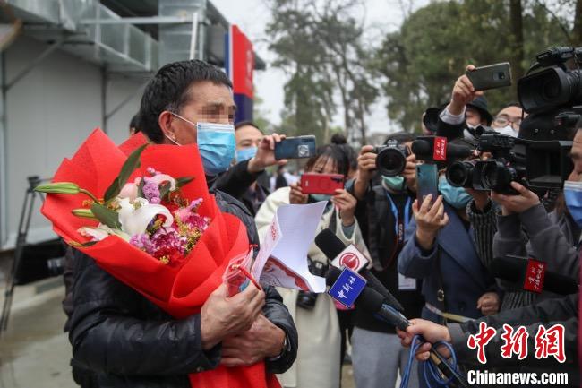 圖為貴州省最后一名新冠肺炎確診患者從貴州省將軍山醫(yī)院出院，患者接受媒體采訪?！■暮陚?攝