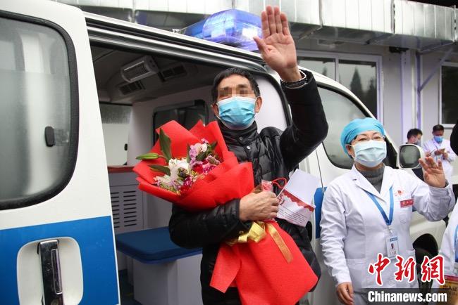 圖為貴州省最后一名新冠肺炎確診患者從貴州省將軍山醫(yī)院出院，患者與眾人揮手告別?！■暮陚?攝
