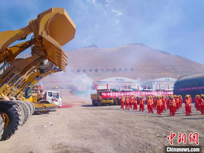 備受國內(nèi)外關注的G0711線烏魯木齊至尉犁高速公路建設項目天山勝利隧道復工“進行時”?！￡悇︼w 攝