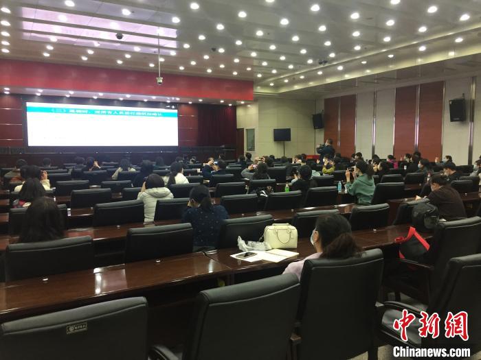 山西選派554名疫情防控指導(dǎo)員駐校指導(dǎo)高三年級(jí)開(kāi)學(xué)疫情防控?！「呷鸱?攝