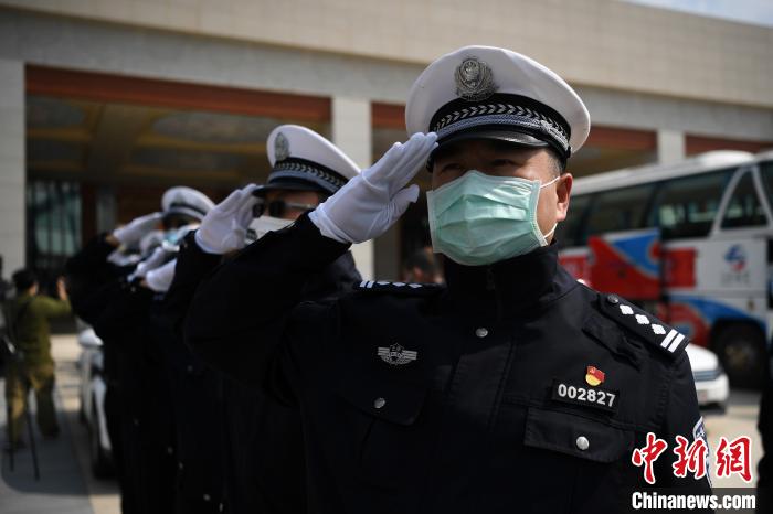 圖為交警們向醫(yī)療隊(duì)敬禮?！】灯?攝