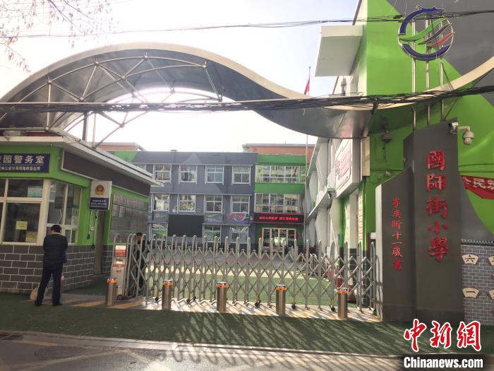 校門口設(shè)置臨時等候區(qū)，區(qū)域四周5米為禁行區(qū)?！「呷鸱?攝