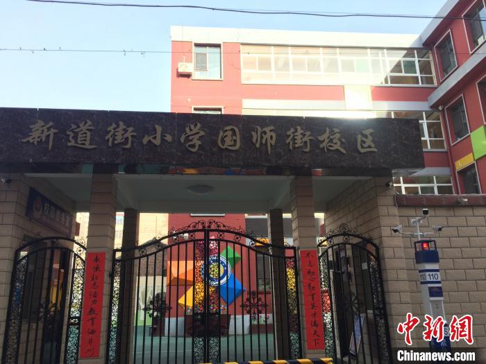 返校學(xué)生要到指定校門口報到，入校時需佩戴口罩，并進行身份核驗、實名登記、體溫檢測?！「呷鸱?攝