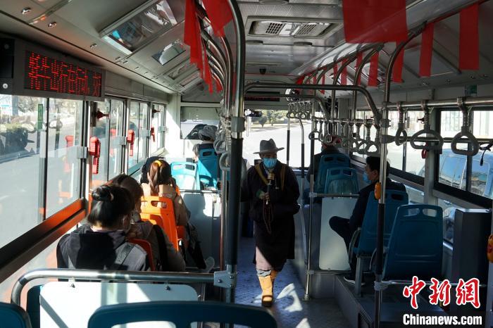 拉薩市民生活如常，圖為民眾戴口罩乘坐公交車。　江飛波 攝