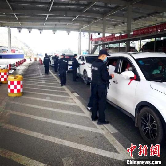 圖為云南一邊境檢查站防控疫情同時嚴防境外毒品滲透?！≡颇鲜」矎d供圖 攝