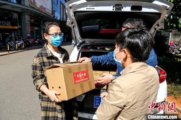 圖為昆明支援湖北醫(yī)護人員家庭收到“暖心蔬菜”。云南省委統(tǒng)戰(zhàn)部供圖