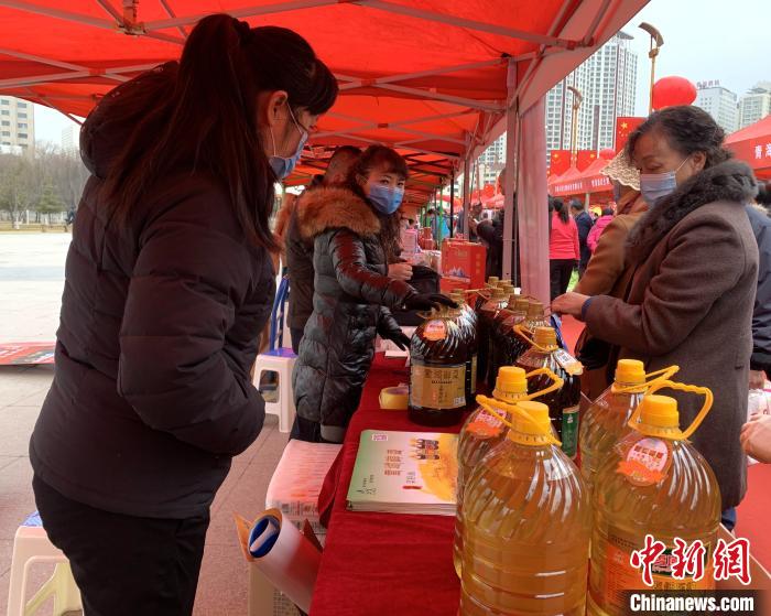 圖為市民們正在采購商品?！O睿 攝