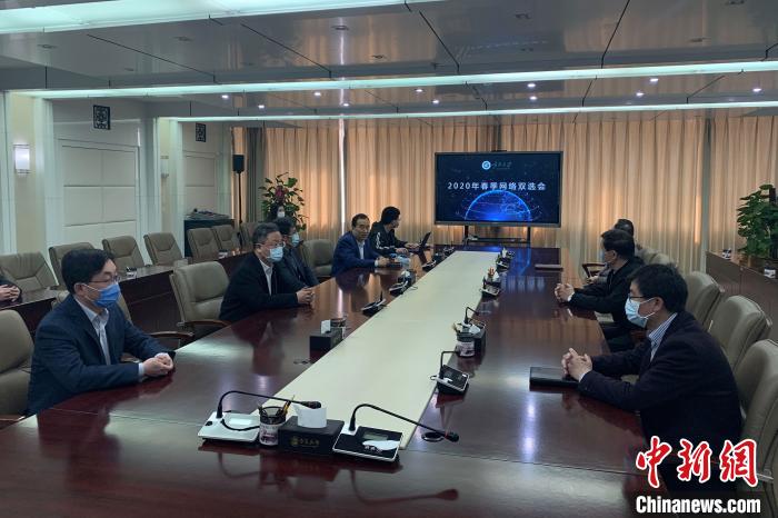寧夏大學(xué)2020年春季首場綜合類“網(wǎng)絡(luò)雙選會”現(xiàn)場。　李佩珊 攝