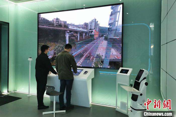 圖為重慶聯(lián)通工作人員在禮嘉智慧公園·5G體驗館調(diào)試5G+VR360度全景直播。兩江產(chǎn)業(yè)集團 供圖