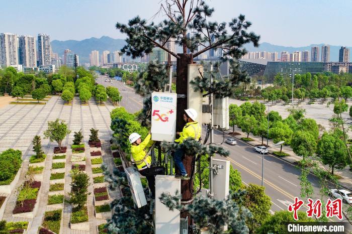 圖為重慶移動工作人員正在安裝5G基站。重慶移動 供圖