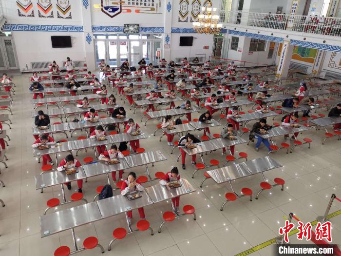 圖為學(xué)生們?cè)谑程镁筒??！鯆I娜 攝