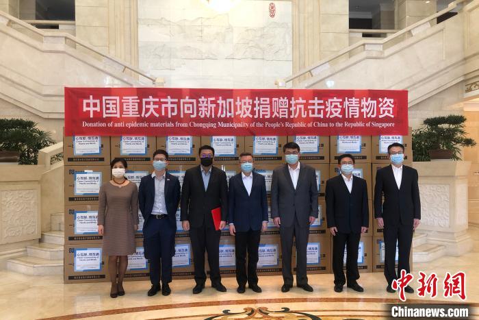 圖為捐贈方與接收方代表合影留念。　劉相琳 攝