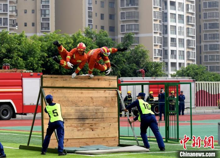 新消防員進(jìn)行消防障礙接力操展示?！⒅铱?攝