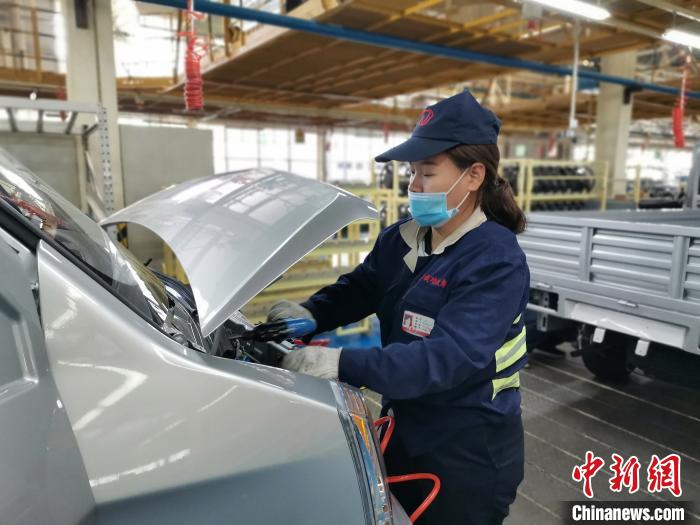 在滿足國外市場供應(yīng)的同時，成功汽車也緊盯國內(nèi)市場，拓渠道保銷量。　高飛 攝