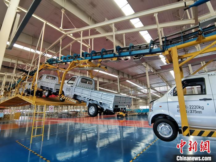 成功汽車是山西省重點轉(zhuǎn)型項目，擁有國內(nèi)先進的零部件、發(fā)動機整機自動裝配和發(fā)動機生產(chǎn)線、實驗線，還有國際一流的工業(yè)機器人?！「唢w 攝