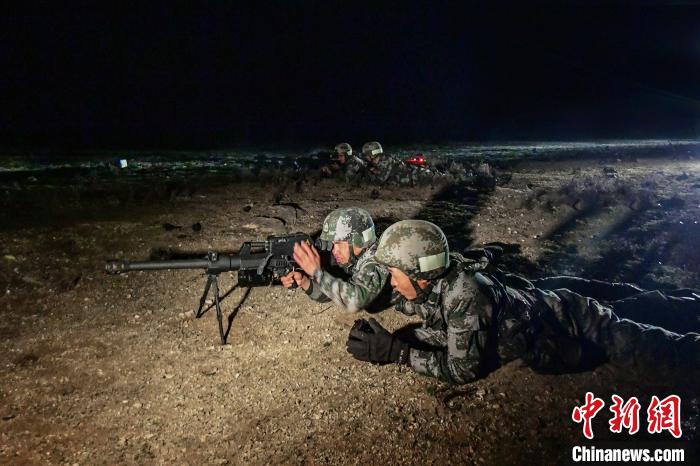 夜間狙擊手摧毀敵探照燈。　蒲津 攝