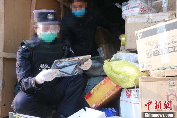 圖為勐康邊檢站民警在對快遞運輸車輛進行例行檢查。　楊添 攝