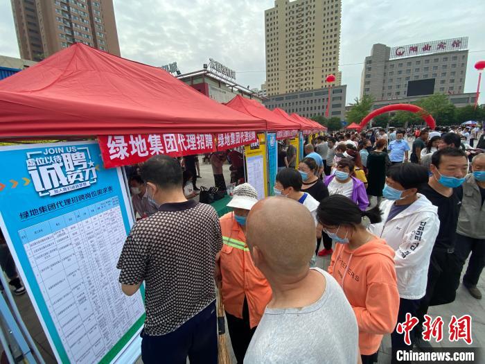 一些知名企業(yè)展臺前，投遞簡歷、咨詢就業(yè)的人絡(luò)繹不絕。　屈麗霞 攝