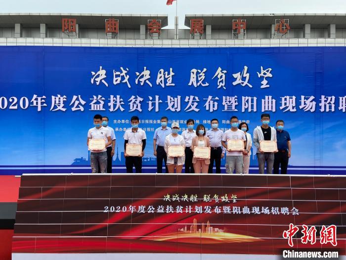 在現(xiàn)場，綠地集團與困難就業(yè)群體就業(yè)代表簽署勞務(wù)合同，并為首批6名就業(yè)代表頒發(fā)上崗證書?！∏愊?攝