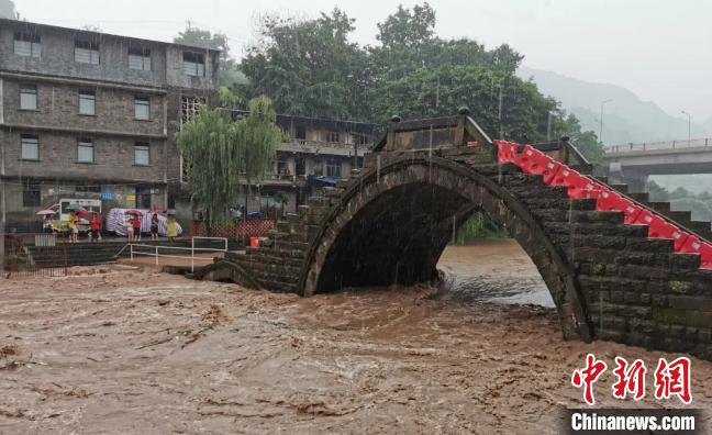 圖為不斷上漲的河水?！≈貞c萬州區(qū)委宣傳部供圖 攝