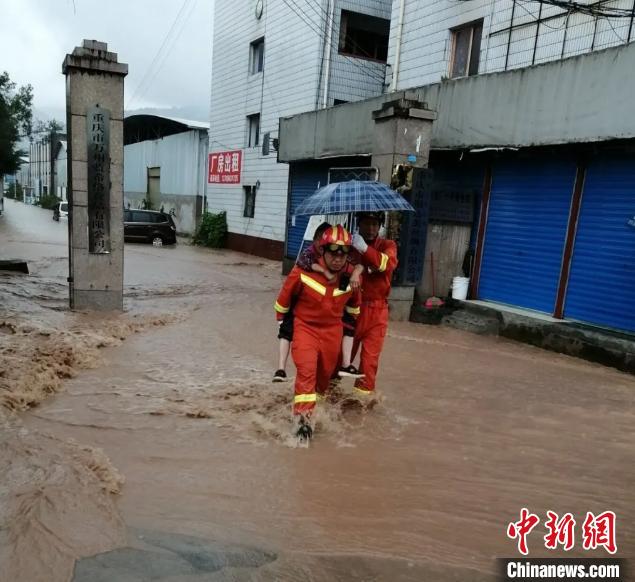 圖為消防救援人員營救被困民眾。　重慶萬州區(qū)委宣傳部供圖 攝