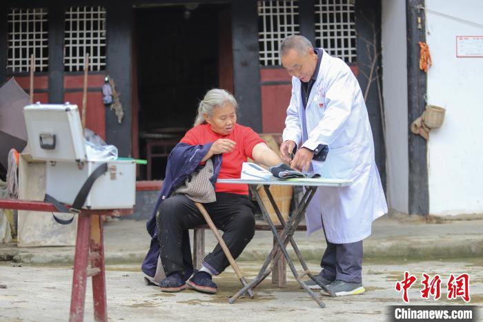 資料圖，貴州村醫(yī)給村民看病?！■暮陚?攝