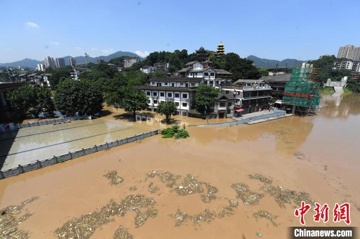 圖為7月27日，嘉陵江重慶段水位持續(xù)上漲，千年古鎮(zhèn)磁器口低洼段已被洪水淹沒?！￡惓?攝