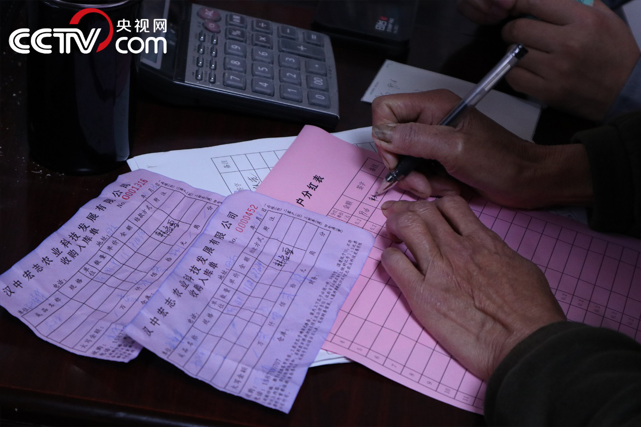 村民正在分紅表上簽字(央視網(wǎng)記者 涂悅清 攝)