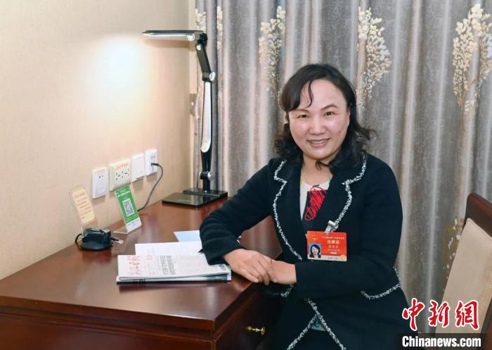 全國(guó)人大代表，浙江省臺(tái)州市椒江區(qū)大陳實(shí)驗(yàn)學(xué)校校長(zhǎng)、黨支部書(shū)記翁麗芬 蔡榮章 攝