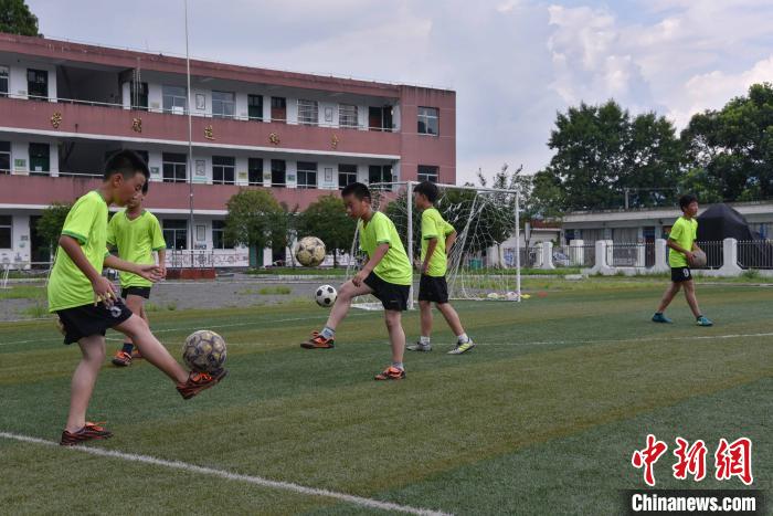 人大代表呼吁篩查防控青少年頸椎、脊柱等健康問(wèn)題