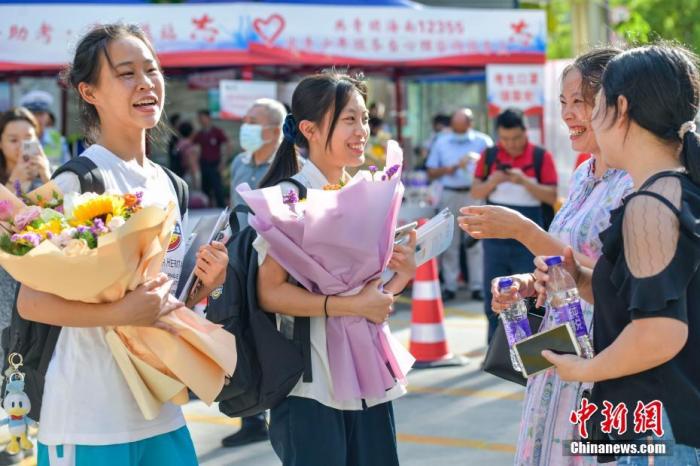 資料圖：6月10日，海南省海口市海南中學(xué)考點(diǎn)外，家長為剛剛走出考場的考生送上鮮花。當(dāng)日，海南省2021年高考結(jié)束 。 <a target='_blank'  data-cke-saved- ><p  align=