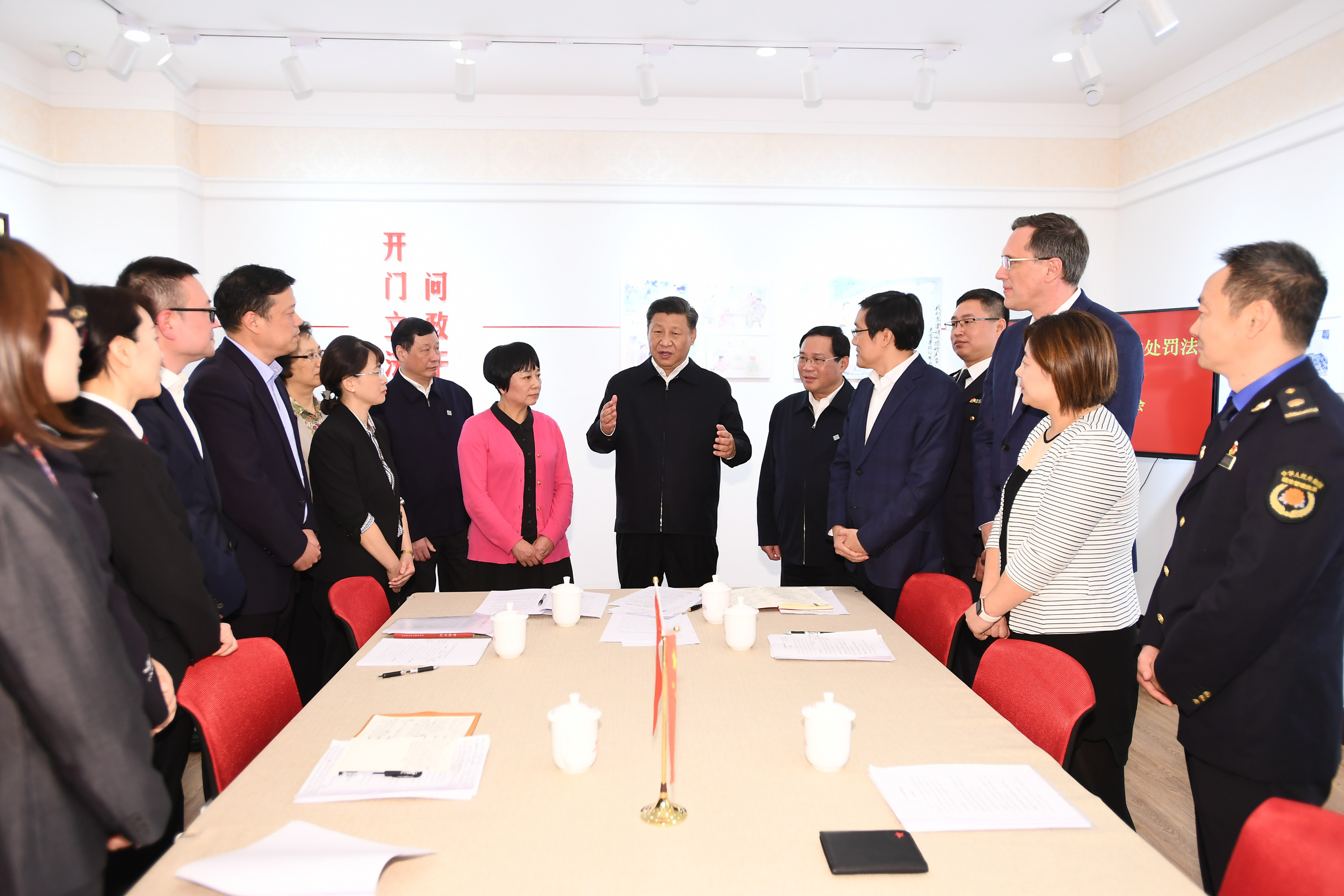 2019年11月2日，習(xí)近平總書記在上海長(zhǎng)寧區(qū)虹橋街道古北市民中心，同正在參加立法意見征詢的社區(qū)居民代表親切交流。